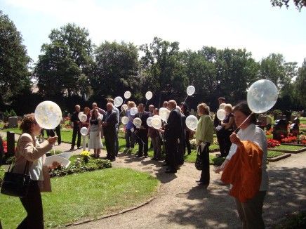 Bestattungen Vialdie Bremen Grawe aufsteigende Ballons am Grab