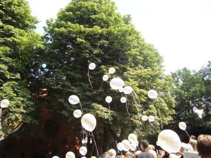 Bestattungen Vialdie Bremen Grawe aufsteigende Ballons am Grab